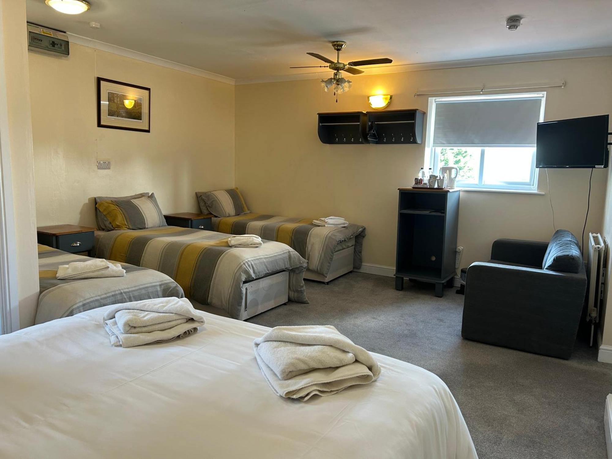 Halfway House Inn Country Lodge Йоувил Екстериор снимка