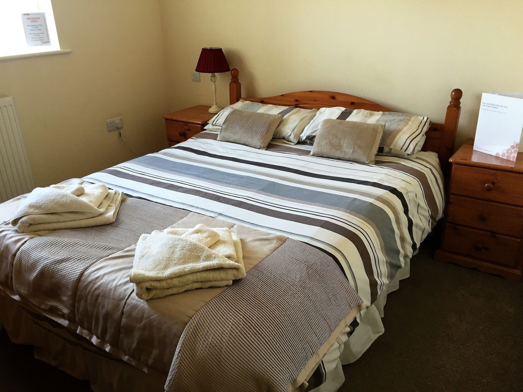 Halfway House Inn Country Lodge Йоувил Екстериор снимка